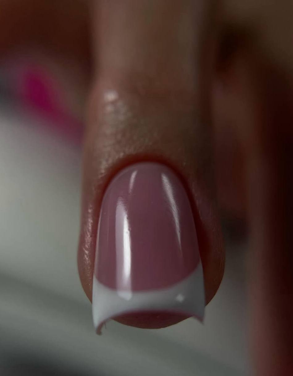 Stonowany odcień mauve z białym french tip